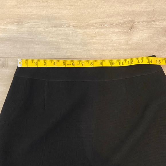 D'Oraz - Size 12 - Simple black high waisted skirt with textured design - Picture 3 of 10